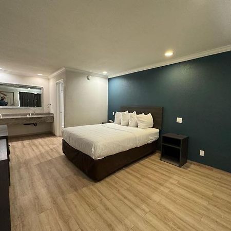 Baymont By Wyndham Bakersfield Hotell Exteriör bild