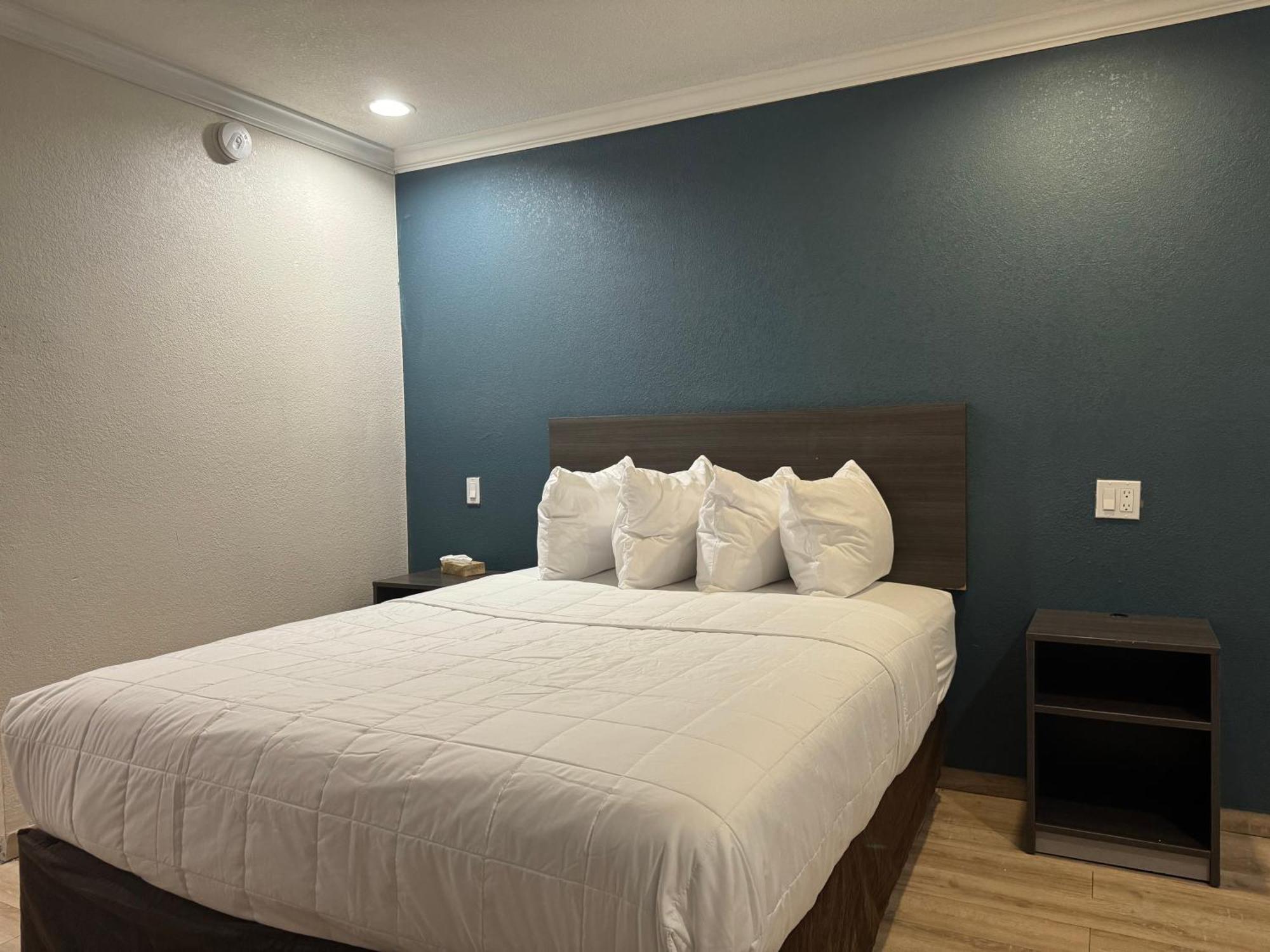 Baymont By Wyndham Bakersfield Hotell Exteriör bild