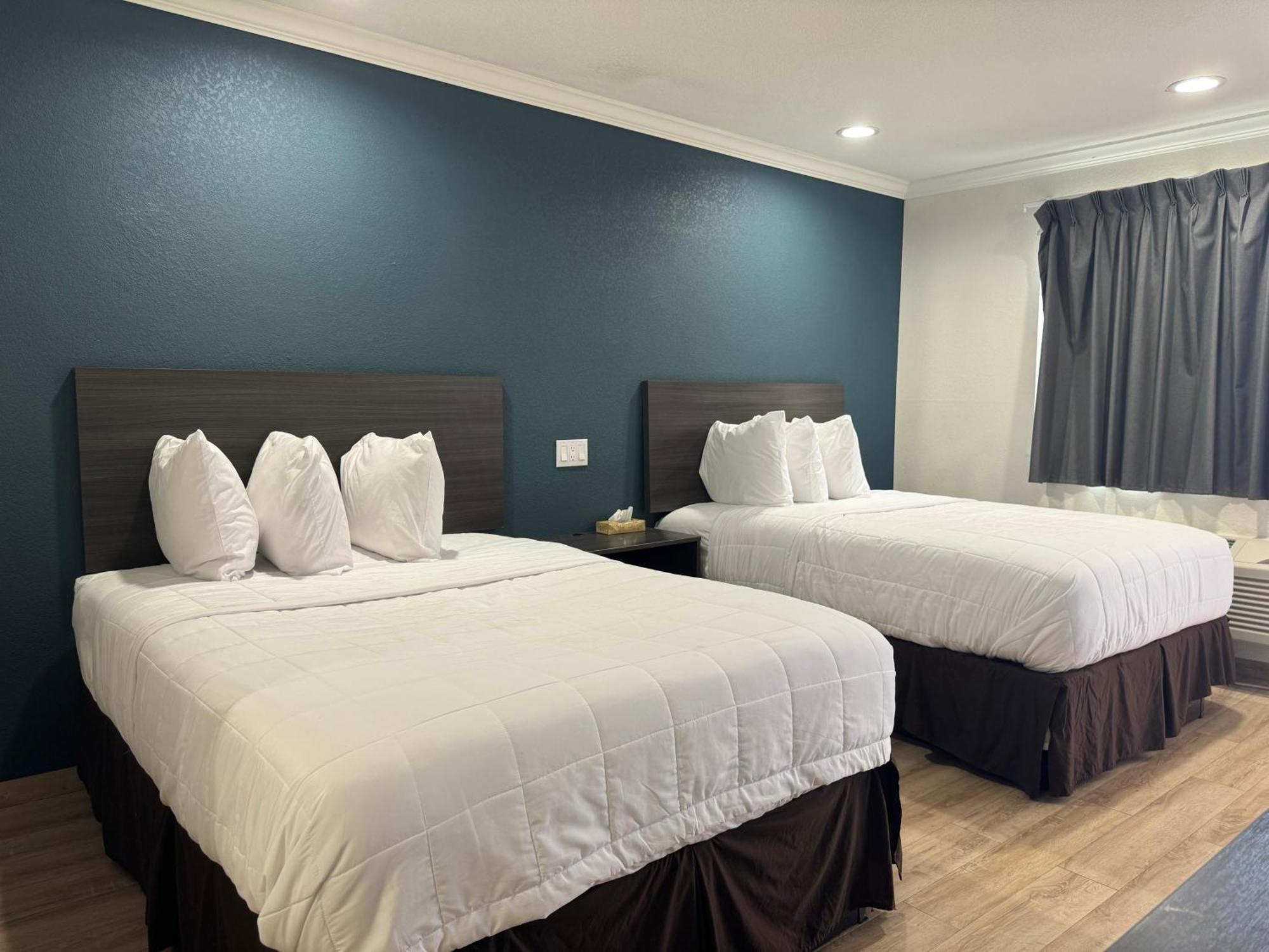Baymont By Wyndham Bakersfield Hotell Exteriör bild