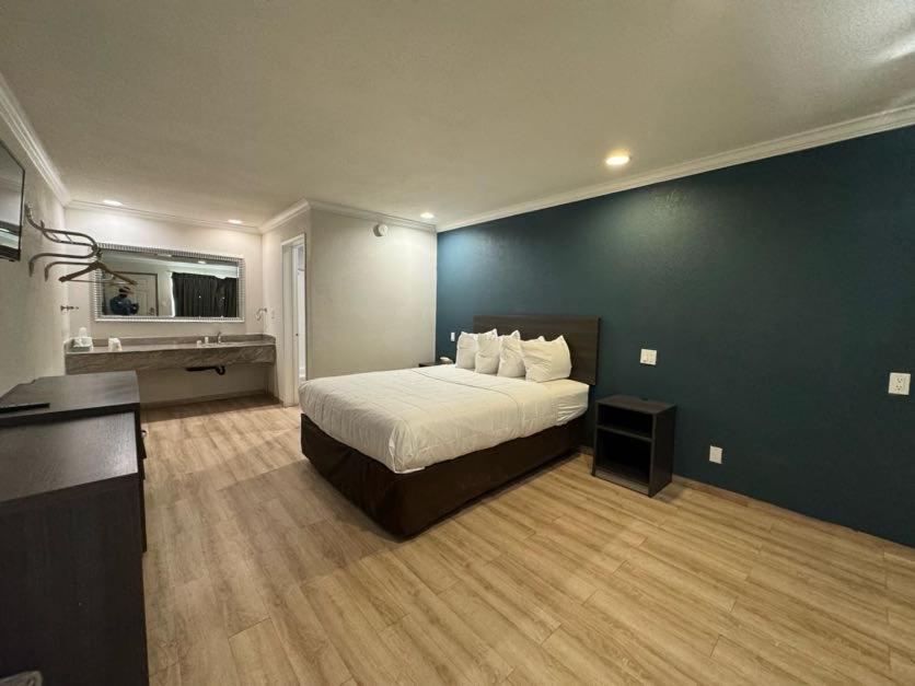 Baymont By Wyndham Bakersfield Hotell Exteriör bild